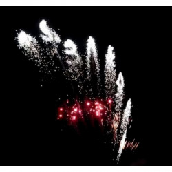 Pyrotrade Feuerwerk Single Row Silver Farfalle with red strobe mine zipper Feuerwerksbatterie berlin kaufen werksverkauf